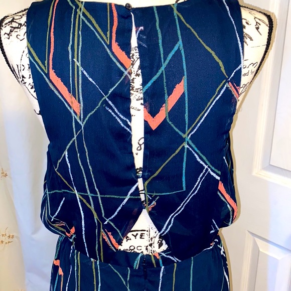 Beautiful v_ neckline sleeveless dress - Picture 3 of 6